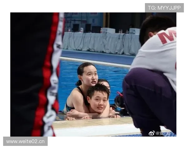 刷到陈艺文吃方便面，桌上一圈名牌，我笑到怀疑人生