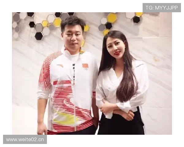 庞伟家的冰箱里塞满蛋白粉，邻居以为他开健身房